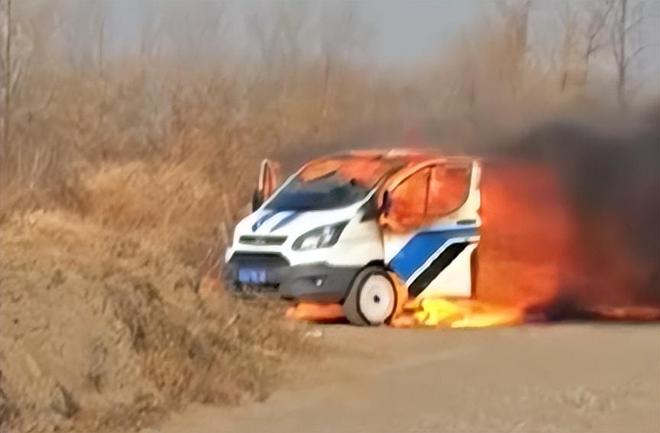 合影：露营车价值15万元为救小狗冲入火场烧得只剩铁架开元棋牌app男子上坟烧纸时不慎引燃自家车事后淡定(图2)