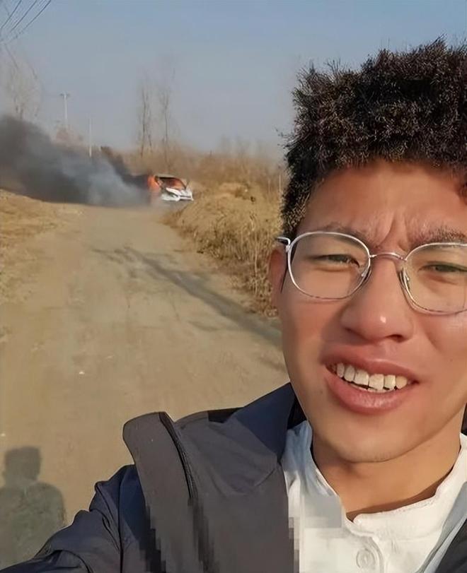 合影：露营车价值15万元为救小狗冲入火场